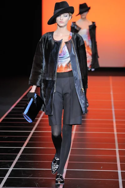 Look 16